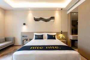 A bed or beds in a room at The Mulian Hotel, Chengdu Frontier Medical Center