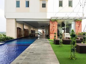 タンゲランにあるNice and Fancy Studio Apartment at B Residence By Travelioのプールのある建物の外観
