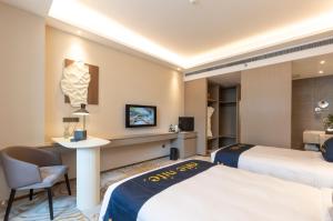 A bed or beds in a room at The Mulian Hotel, Chengdu Frontier Medical Center