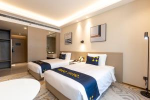 A bed or beds in a room at The Mulian Hotel, Chengdu Frontier Medical Center
