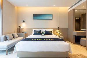 A bed or beds in a room at The Mulian Hotel, Chengdu Frontier Medical Center