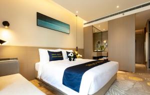 A bed or beds in a room at The Mulian Hotel, Chengdu Frontier Medical Center