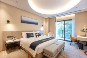 A bed or beds in a room at The Mulian Hotel, Chengdu Frontier Medical Center