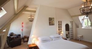 A bed or beds in a room at Logis La Ferme Du Vert