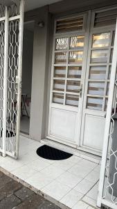 un paio di porte bianche su una casa di Pakoloc a Le Marin