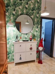garderoba z komodą i lustrem w obiekcie La Brisa apartamento w Maladze
