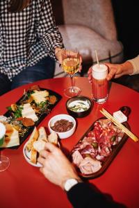 Un groupe de personnes assises autour d'une table avec de la nourriture dans l'établissement Hôtel Anne de Bretagne, à Saint-Malo