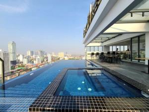 Bazén v ubytování Modern Apartment with Rooftop Pool & Gym nebo v jeho okolí