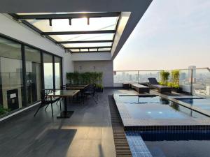 Bazén v ubytování Modern Apartment with Rooftop Pool & Gym nebo v jeho okolí