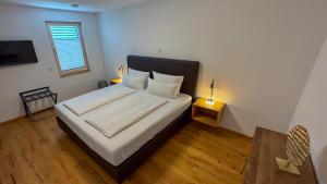 een slaapkamer met een groot wit bed met twee lampen bij Moselhaus Krieger in Traben-Trarbach