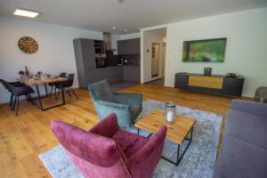 een woonkamer met paarse stoelen en een tafel bij Moselhaus Krieger in Traben-Trarbach