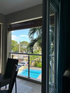 Bazén v ubytování West Riviera - Centrally located apartment close to the beach with breakfast nebo v jeho okolí