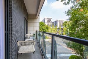 A balcony or terrace at The Mulian Hotel, Chengdu Frontier Medical Center