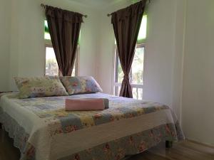 Кровать или кровати в номере Sri Kilim Resthouse and Homestay Langkawi