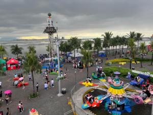una vista aérea de un parque de atracciones con gente en Gentry Manor Balcony fast WIFI Okada complex near Airport&MOA 12B, en Manila
