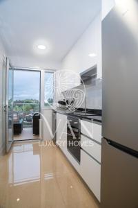 Kuchyň nebo kuchyňský kout v ubytování Casa Wesley Ivan Luxury Homes 9ªPlta Norte 1ªLinea