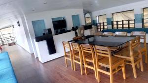 Kuchyň nebo kuchyňský kout v ubytování Marari houseboat