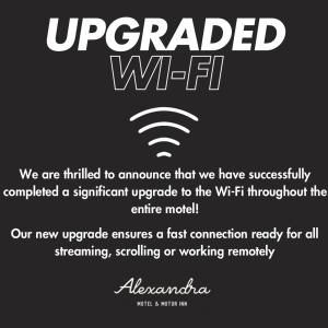 亚历山德拉Alexandra Motor Inn的标牌上写着升级的WiFi,上面有一张无线网络线圈的照片