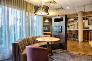 Kuchyň nebo kuchyňský kout v ubytování Courtyard by Marriott McAllen