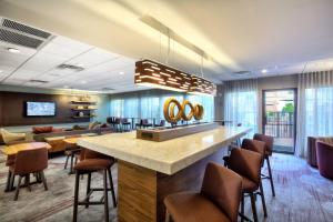 TV a/nebo společenská místnost v ubytování Courtyard by Marriott McAllen