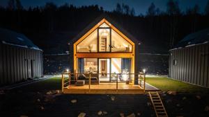 ZagórzeMuchatki domki z sauną的一间小房子,晚上有大甲板