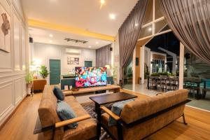 Posezení v ubytování The Sand and I Private Pool Villa Huahin
