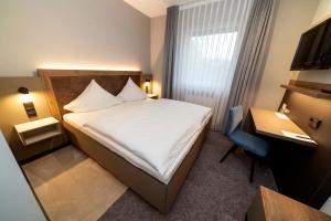 Postel nebo postele na pokoji v ubytování Hotel zur Post
