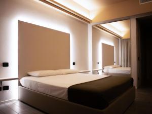 A bed or beds in a room at Rimmel Motel