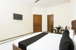 TV a/nebo společenská místnost v ubytování Hotel O JPS DC RESIDENCY + 24 fotografií