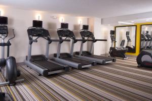 Fitness centrum a/nebo fitness zařízení v ubytování Courtyard Miami Coral Gables