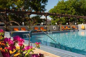 Bazén v ubytování Courtyard Miami Coral Gables nebo v jeho okolí