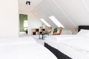 two beds in a room with a attic at Polderhuys Goede Hope in Hoofdplaat