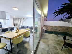 a dining room and kitchen with a table and chairs at Villa Blue Moon in Tías