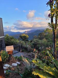 vista su un giardino con montagne sullo sfondo di Jardin Tiny House Australia a Beechmont