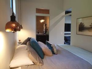 una camera da letto con un letto con cuscini di Jardin Tiny House Australia a Beechmont