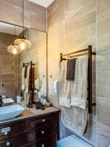 Koupelna v ubytování Escape to a Mountain Retreat in Beechmont, Australia + 11 fotografií