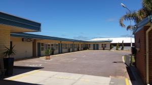 an empty parking lot in front of a motel at East West Motel Ceduna in Ceduna