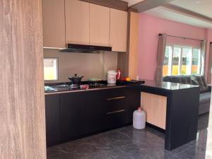 Η κουζίνα ή μικρή κουζίνα στο 2 Bedroom Pool Villa