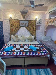 Voodi või voodid majutusasutuse Shiva Guest House toas