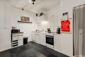 a kitchen with white cabinets and a stove top oven at Stadtnahe & ruhig gelegen, fußläufig zur Alster in Hamburg