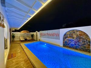 a swimming pool in the middle of a house at Villa Paapa & Maama in Johor Bahru
