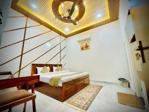 Postel nebo postele na pokoji v ubytování Hotel Shri Keshav Haveli