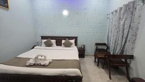 Postel nebo postele na pokoji v ubytování Hotel Shri Keshav Haveli