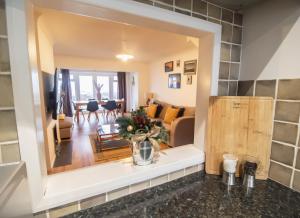 une cuisine avec un grand miroir au-dessus d'un comptoir dans l'établissement Seaview Beach house stones throws from the sea By Air Premier, à Seaford