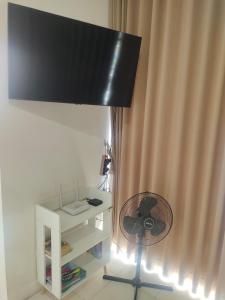 Μια τηλεόραση ή/και κέντρο ψυχαγωγίας στο 88 House with stunning Mt Merapi View +11 φωτογραφίες