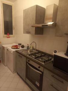 Kuchyňa alebo kuchynka v ubytovaní Stefano House appartamento Fontana di Trevi