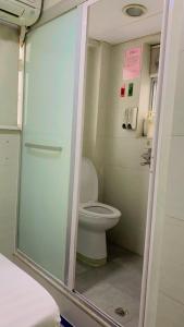 A bathroom at 金源賓館 Golden Yuan Guest House