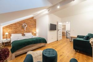 シュチルクにあるApartament Solisko z widokiem na trasę narciarską - Dream Apartのベッドとレンガの壁がある寝室