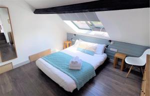 Un dormitorio con una cama con una manta azul y blanca. en The Old Coach House: Luxury Harbourside Apartment, en Bristol