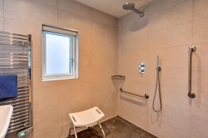 ein Badezimmer mit Dusche und Waschbecken in der Unterkunft Finest Retreats - Oak Cottage in Bidford + 24 Fotos